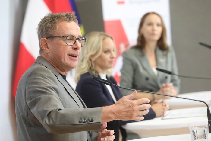 Fußball-Teamchef Ralf Rangnick sprach an der Seite von Sport-Staatssekretärin Michaela Schmidt ...
