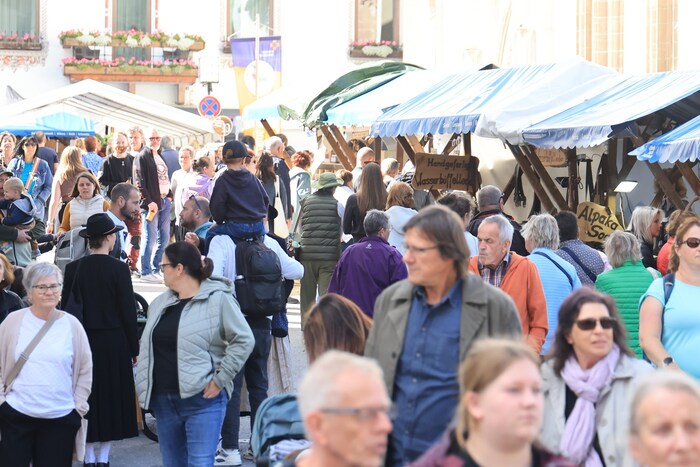 Tausende Besucher bevölkerten am Wochenende das Dorfzentrum von Seefeld. Die gesamte ...