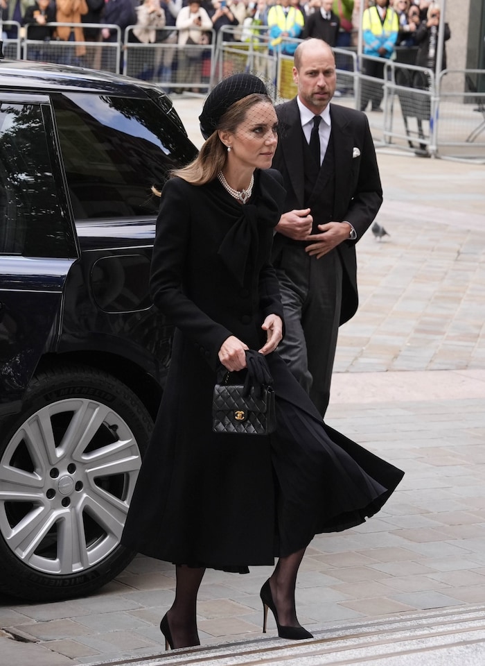 Prinzessin Kate erschien in einem eleganten Mantel von Catherine Walker, kombiniert mit Pumps ...