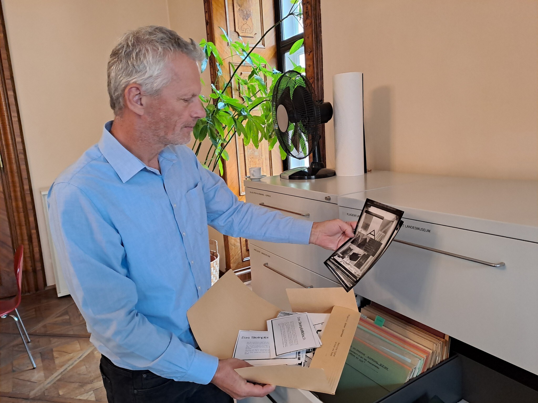 Landeskonservator Gorazd Živkovič und seine Mitarbeiter können auf ein großes Archiv ...