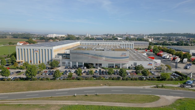 Das bestehende dm-Verteilerzentrum in Enns (im Bild) hat seine Kapazitätsgrenze erreicht, ...