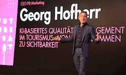 P8-Chef Georg Hofherr stellte die KI-basierten „Concierge“ namens „Quinto“ und „Lucy“ vor.
