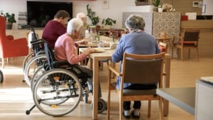 Zurzeit setzt die Salzburger Landesregierung den Sparstift im Sozialbereich an, was zum ...