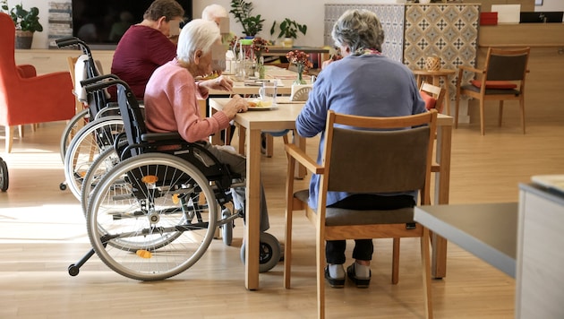 Zurzeit setzt die Salzburger Landesregierung den Sparstift im Sozialbereich an, was zum ...
