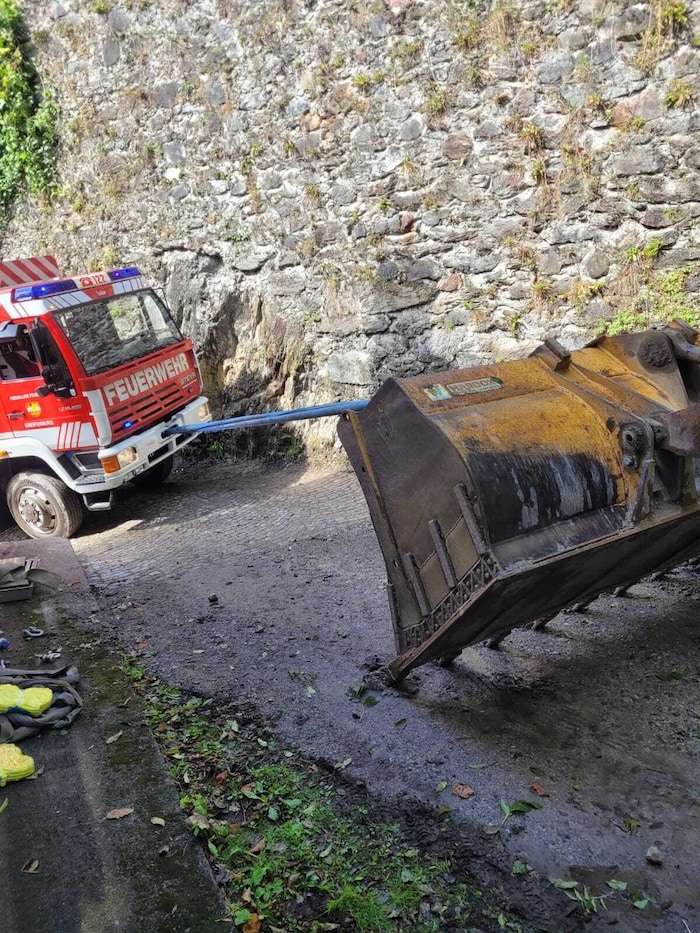 Die Einsatzkräfte befreiten den Mann aus der Grube.