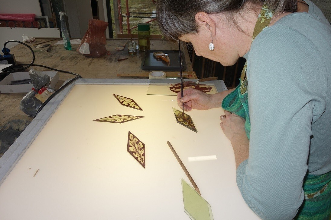 Feinste, detailgenaue Arbeit an den Kirchenfenstern von Arriach.