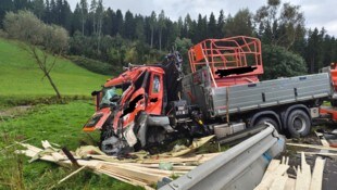 Die Feuerwehren mussten den Mann aus dem Führerhaus befreien