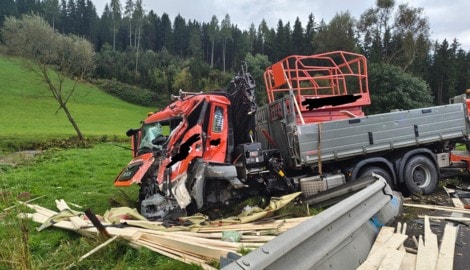 Die Feuerwehren mussten den Mann aus dem Führerhaus befreien