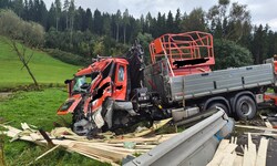 Die Feuerwehren mussten den Mann aus dem Führerhaus befreien