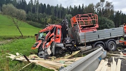 Die Feuerwehren mussten den Mann aus dem Führerhaus befreien