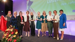 Die Siegerinnen mit Gabi Lechner (WKO, 2. v. l.) und LH-Stv. Manuela Khom (re.)