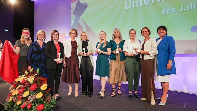 Die Siegerinnen mit Gabi Lechner (WKO, 2. v. l.) und LH-Stv. Manuela Khom (re.)