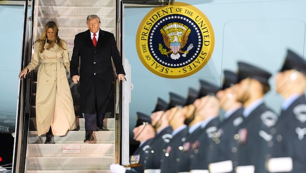 Die Trumps sind in Stansted bei London gelandet.