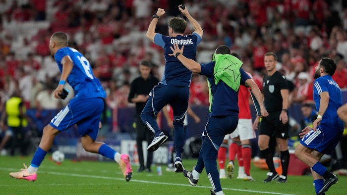 Große Freude bei den Spielern und Trainern von Qarabag.