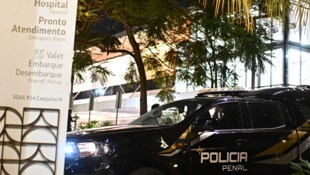 Bolsonaro wurde in Begleitung von Polizisten in eine Klinik gebracht.