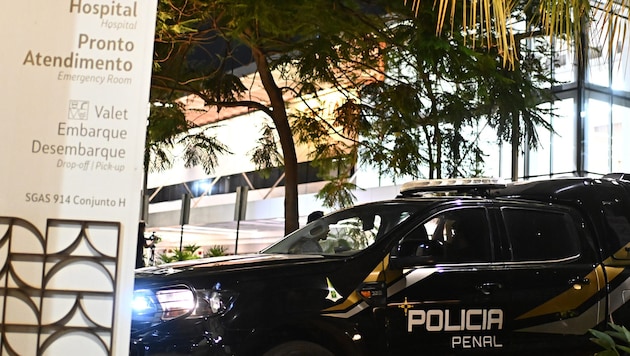 Bolsonaro wurde in Begleitung von Polizisten in eine Klinik gebracht.