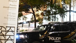 Bolsonaro wurde in Begleitung von Polizisten in eine Klinik gebracht.