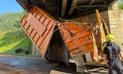 Der Aufbau verkeilte sich unter der Brücke – das Zugfahrzeug schlitterte noch 30 Meter weiter.