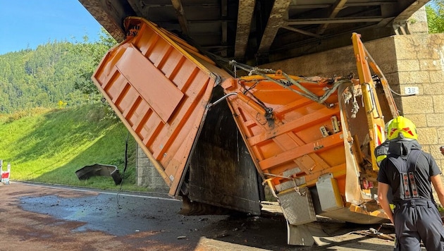 Der Aufbau verkeilte sich unter der Brücke – das Zugfahrzeug schlitterte noch 30 Meter weiter.