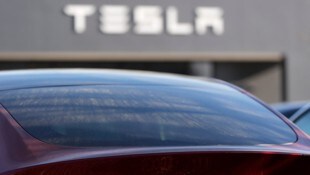 Ein 15-Jähriger war bei dem Unfall durch einen auffahrenden Tesla Model 3 mit aktiviertem ...