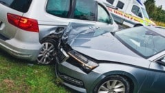 Auf diesem Wiesenstück kamen die Pkw zum Stillstand.