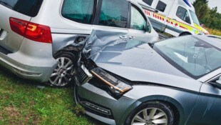 Auf diesem Wiesenstück kamen die Pkw zum Stillstand.