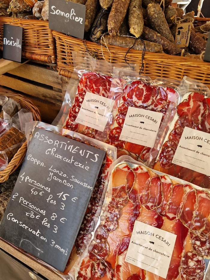 Fleisch- und Wurstspezialitäten, Käse, Obst und Gemüse warten am Markt von Ajaccio.