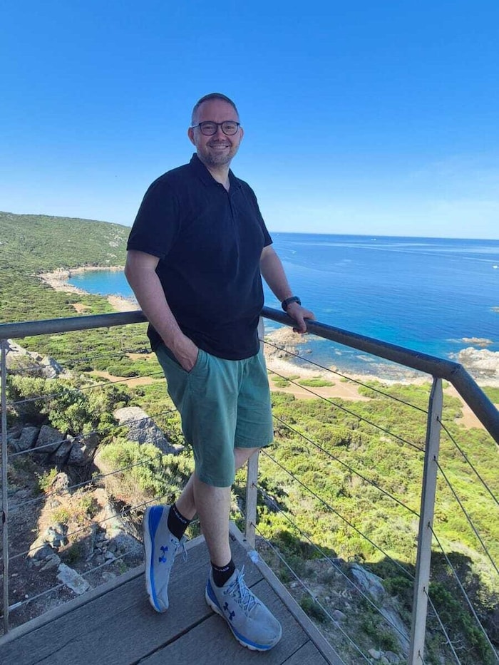 Autor Mario Aberl genießt den Ausblick auf Meer und Macchia.