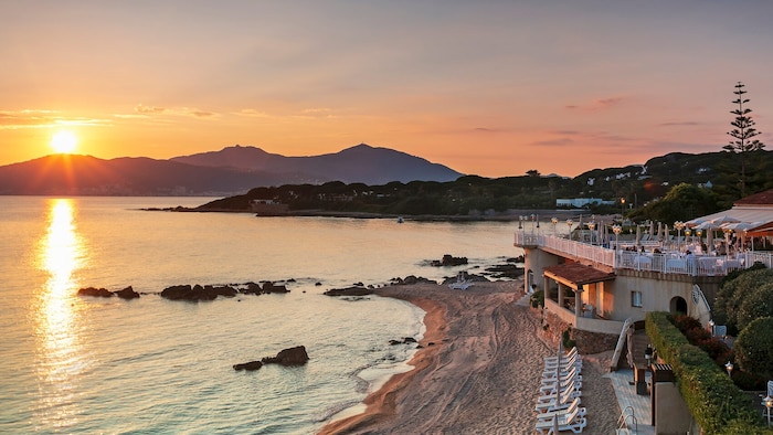 Das Hotel Le Maquis bei romantischem Sonnenuntergang