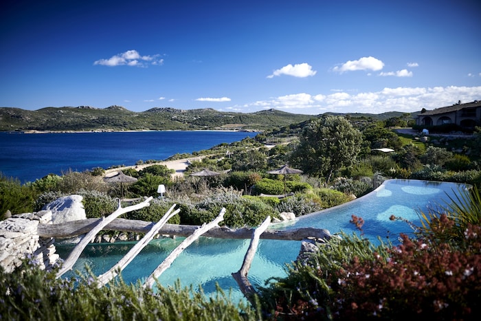 Blick auf Pool und Bucht im Hotel U Capu Biancu