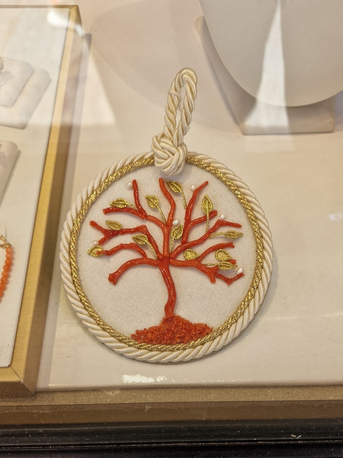 Die roten Korallen werden zu Schmuck verarbeitet. Ihre Ernte ist streng reglementiert.