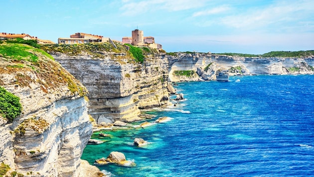 Auf den beeindruckenden Kalksteinklippen im Süden der Insel Korsika liegt die Stadt Bonifacio.