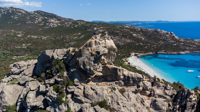 Der steinerne Löwe von Roccapina wacht über die sandige Bucht.