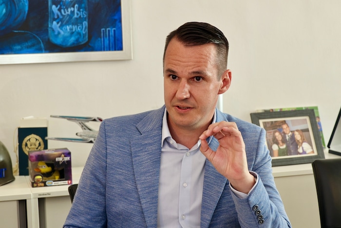 Stefan Hermann (FPÖ) unterstützt das Kopftuchverbot.