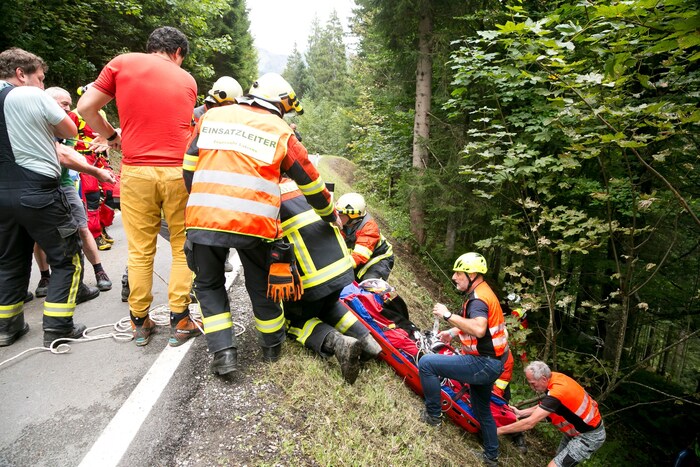 Der junge Mann war in das steil abfallende Waldstück gestürzt.