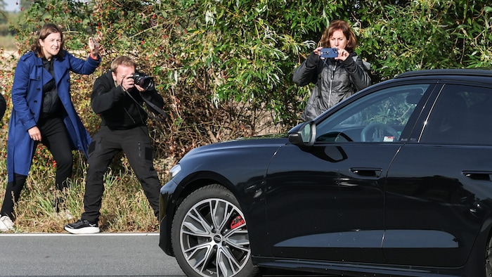 Christian B. fährt an Journalisten und Fotografen in einem Wagen mit abgedunkelten Scheiben ...