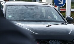 Christian B. fährt an Journalisten und Fotografen in einem Wagen mit abgedunkelten Scheiben ...