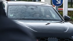 Christian B. fährt an Journalisten und Fotografen in einem Wagen mit abgedunkelten Scheiben ...