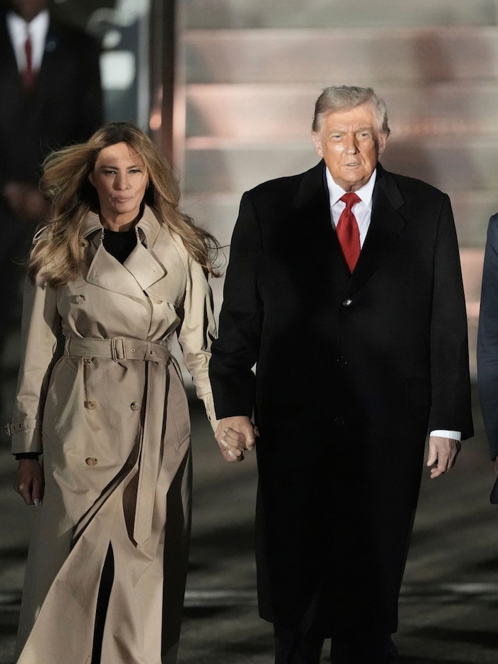 Melania Trump setzte bei der Landung in Großbritannien auf die britische Luxusmarke Burberry.