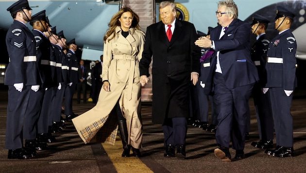 Melania Trump stezte mit dem Mantel, den sie bei der Landung in London trug, ein Statement.