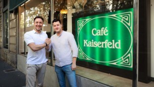 Abklatschen im Kaiserfeld: Simon Lackner übergibt an Markus Schlojer (r.).