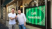 Abklatschen im Kaiserfeld: Simon Lackner übergibt an Markus Schlojer (r.).