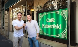 Abklatschen im Kaiserfeld: Simon Lackner übergibt an Markus Schlojer (r.).
