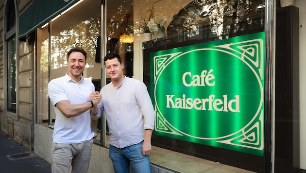 Abklatschen im Kaiserfeld: Simon Lackner übergibt an Markus Schlojer (r.).