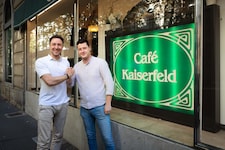 Abklatschen im Kaiserfeld: Simon Lackner übergibt an Markus Schlojer (r.).