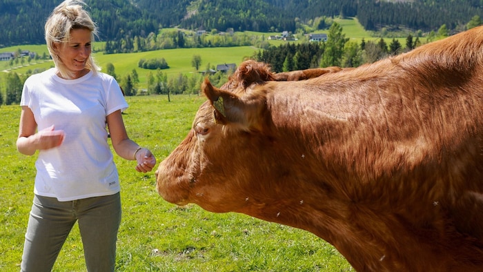 Isabella Kaltenegger mit einem Tier, das es gut ins Winterquartier im Tal geschafft hat.