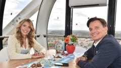 Windböen und eine wackelige Gondel hoch über den Dächern Münchens im „Umadum“: Swarovski blieb ...
