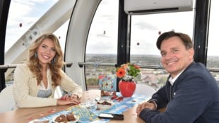 Windböen und eine wackelige Gondel hoch über den Dächern Münchens im „Umadum“: Swarovski blieb ...