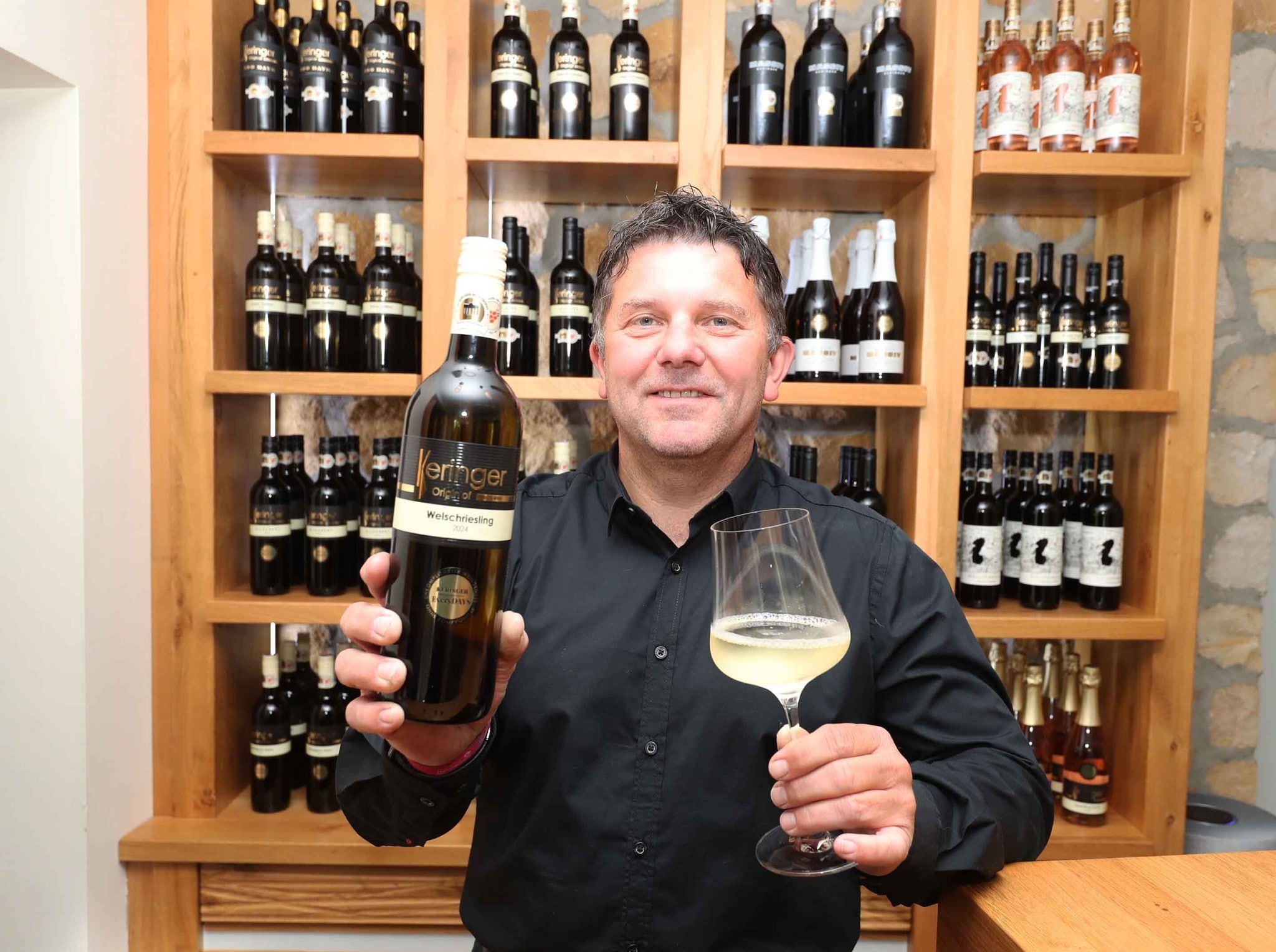 Robert Keringer mit dem Welschriesling „Every Days“.