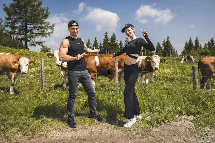 Kühe werden bei Tobi und Raffaela nur gestreichelt, nicht gegessen. Im Forsthaus wollen sie für ...